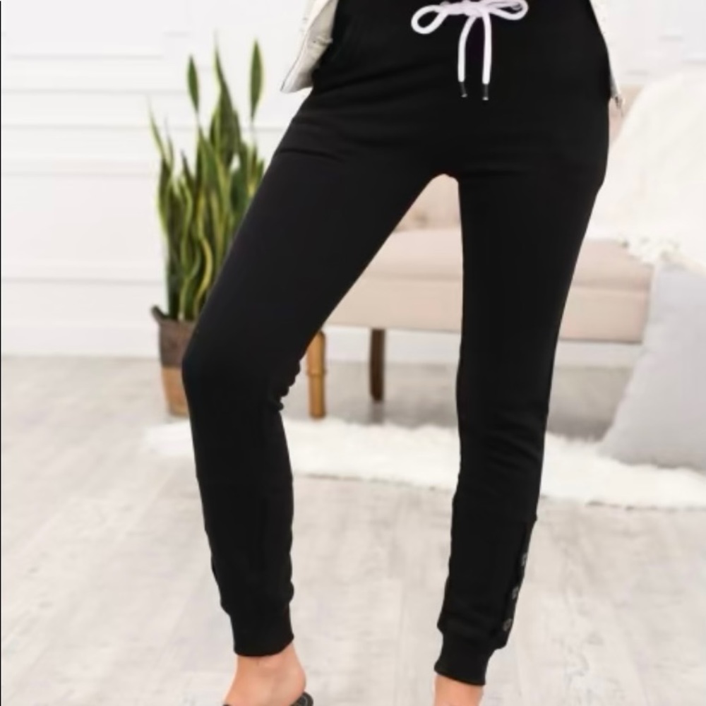 JOGGER WITH BUTTON DETAIL
